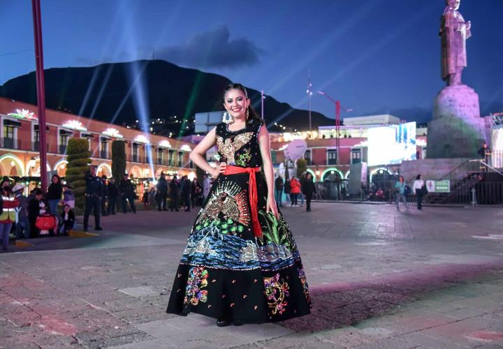 Disfrutan hidalguenses de los festejos patrios en Plaza Juárez