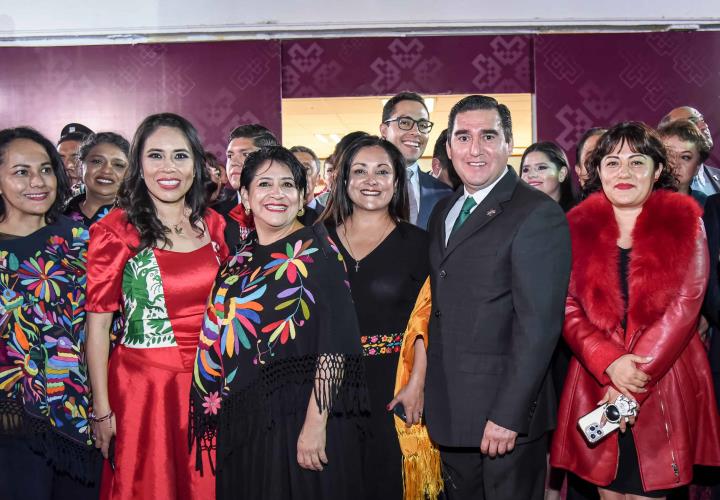 Disfrutan hidalguenses de los festejos patrios en Plaza Juárez