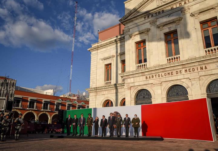 Encabezó Julio Menchaca la ceremonia de Arriamiento de Bandera