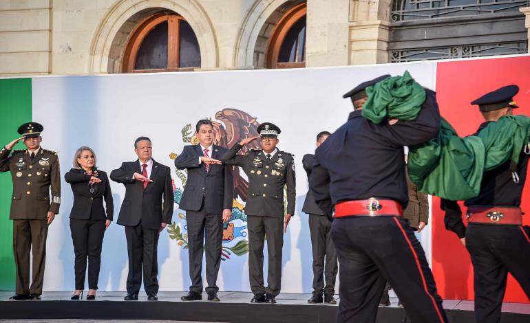 Encabezó Julio Menchaca la ceremonia de Arriamiento de Bandera