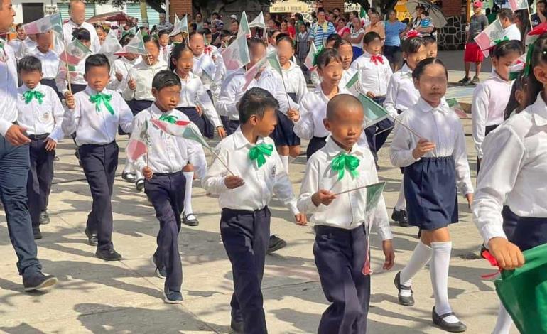 Instituciones educativas participan en desfile patrio 
