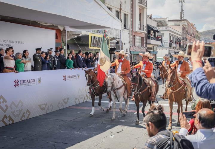 Con desfile Cívico Militar concluyen festejos patrios en Hidalgo