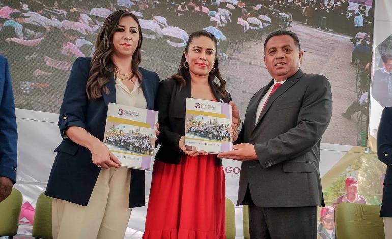 En representación del Ejecutivo estatal, Simey Olvera acudió al Tercer Informe de Actividades de Santiago de Anaya