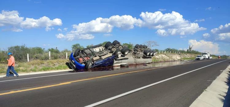 UN HERIDO AL VOLCAR  TRÁILER EN CARRETERA