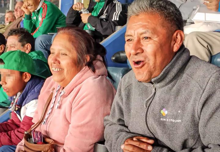 Artesanos acudieron al Palco del Pueblo a ver un partido de futbol