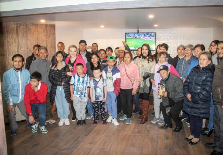 Artesanos acudieron al Palco del Pueblo a ver un partido de futbol