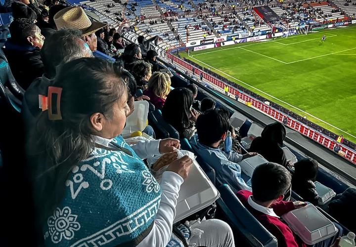 Artesanos acudieron al Palco del Pueblo a ver un partido de futbol