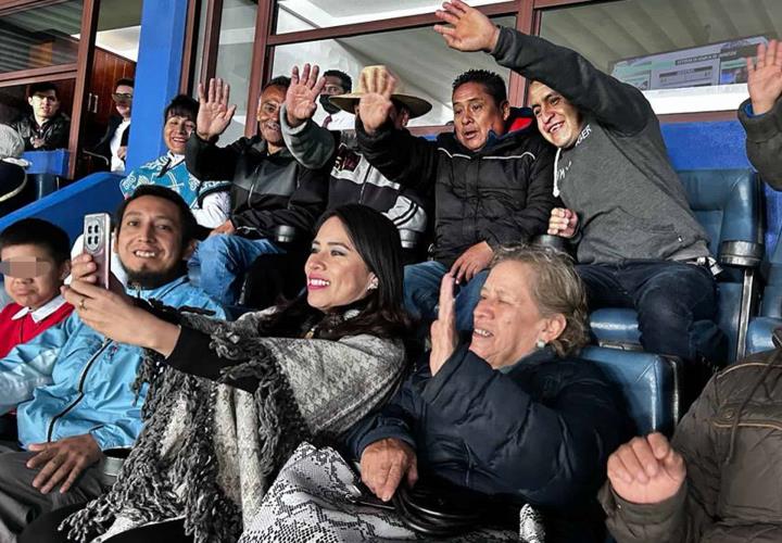 Artesanos acudieron al Palco del Pueblo a ver un partido de futbol