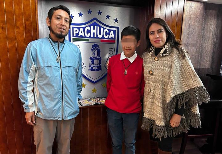 Artesanos acudieron al Palco del Pueblo a ver un partido de futbol