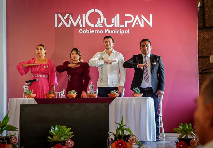 Miguel Tello asistió al Tercer Informe de Ixmiquilpan en representación del Ejecutivo estatal