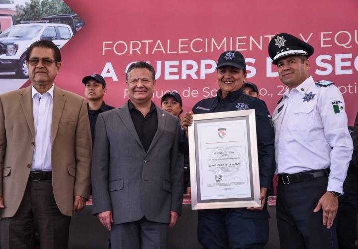 Gobierno de Hidalgo entrega patrullas y equipamiento a la Policía Estatal