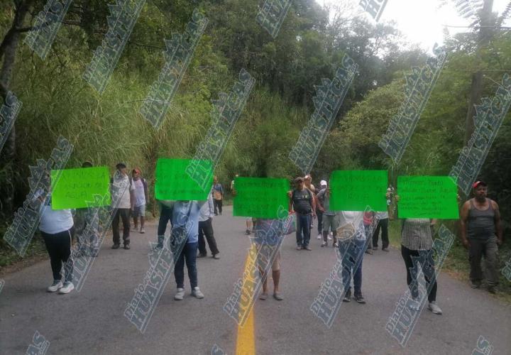 Vecinos de Cuamontax bloquearon carretera