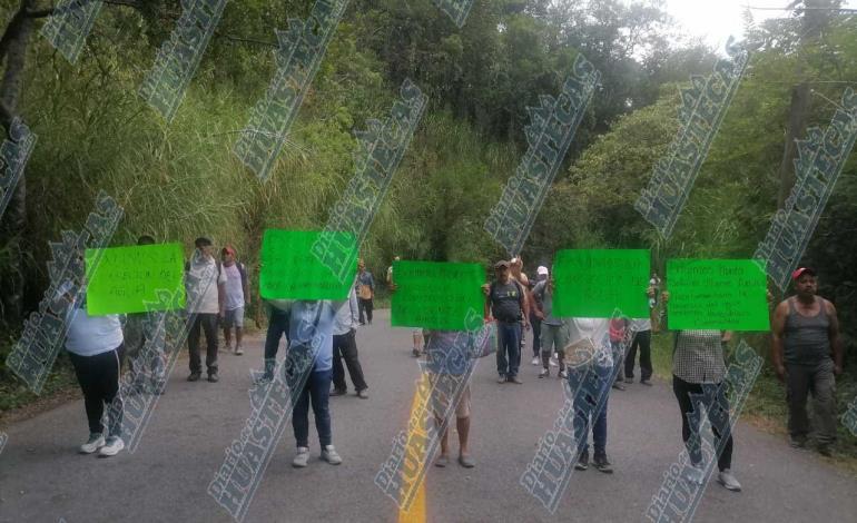 Vecinos de Cuamontax bloquearon carretera