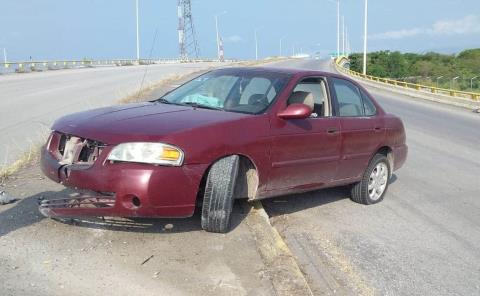 Auto americano se trepó al camellón