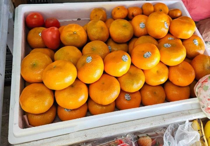 Comercian mandarina peruana  