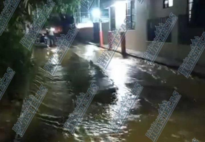 Denuncian mega fuga de agua en Tantoyuca