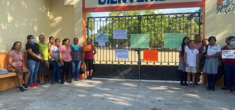 Plantón en una telesecundaria