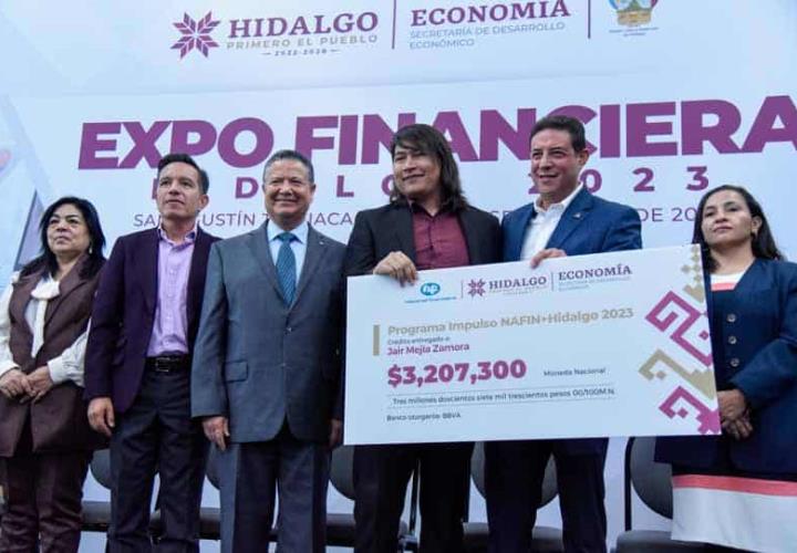 Entrega Menchaca Salazar créditos en beneficio de empresas hidalguenses