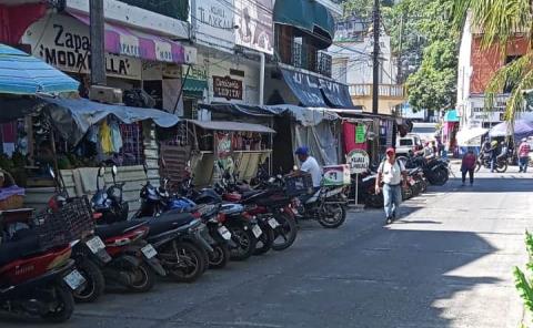 Abundan rateros; roban cascos en estacionamientos 
