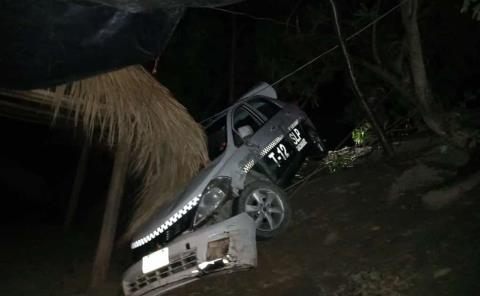 Dos heridos al chocar un taxi