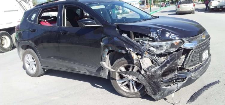 Impactaron vehículos en carretera al Ingenio