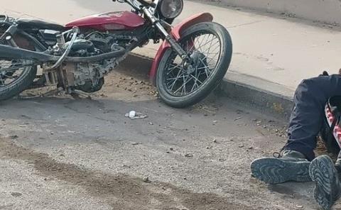 Obrero derrapó en motocicleta