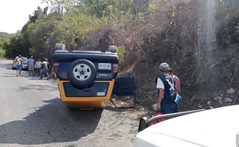 Termina herido en volcadura de auto en Temamatla a Tamazunchale