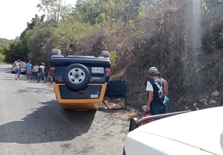 Termina herido en volcadura de auto en Temamatla a Tamazunchale