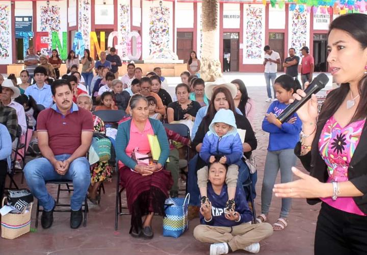 Entregó Sebiso premios económicos a ganadoras de concurso de bordados