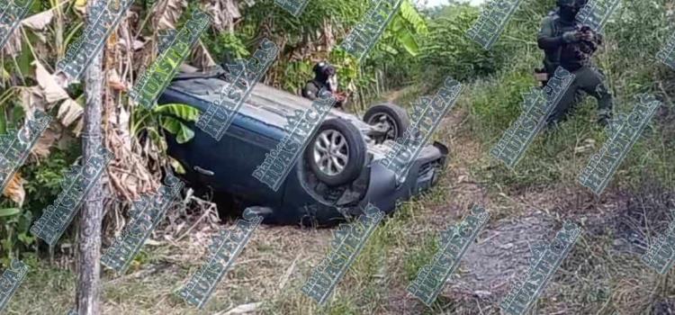 Auto cayó a barranco