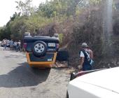 Conductor herido al volcar vehículo