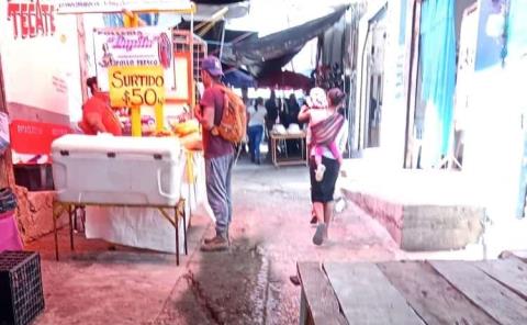 No se puede caminar por el callejón Xicoténcatl; un asco 
