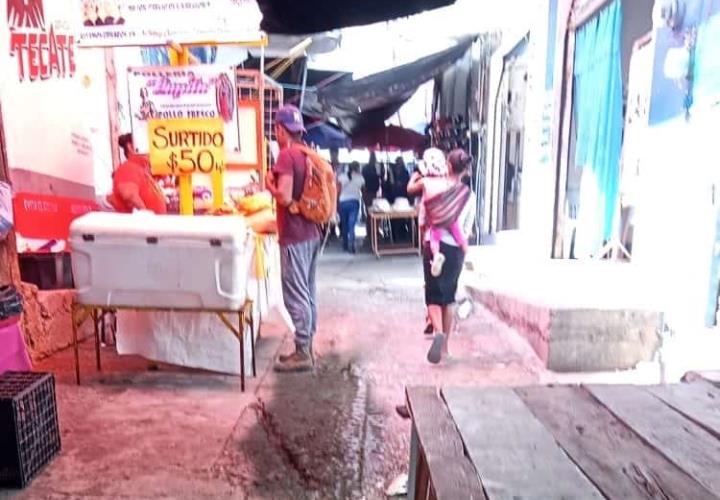 No se puede caminar por el callejón Xicoténcatl; un asco 