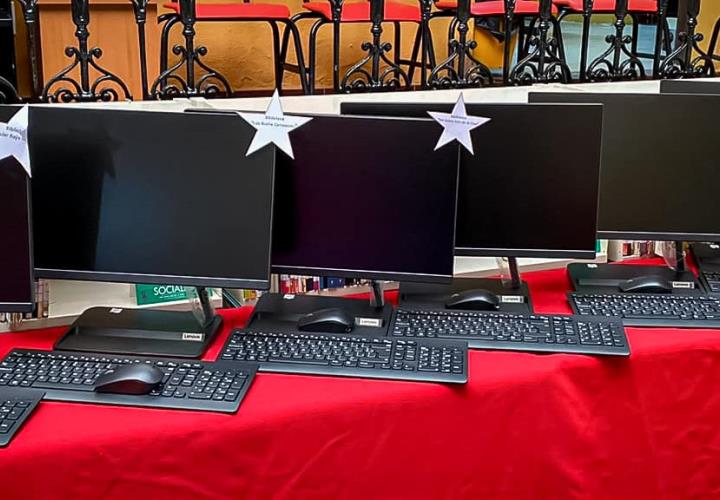 Mujer migrante anónima dona computadoras a bibliotecas de Tulancingo