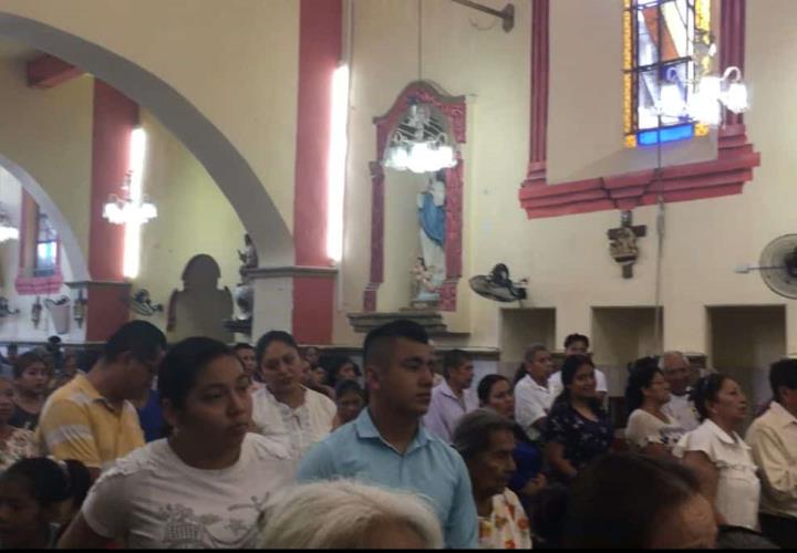 Fervor católico se desborda en Iglesia San Juan