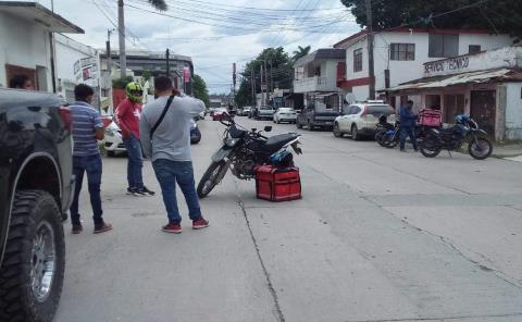 Repartidor chocó contra un taxi