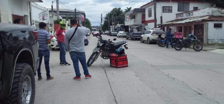 Repartidor chocó contra un taxi