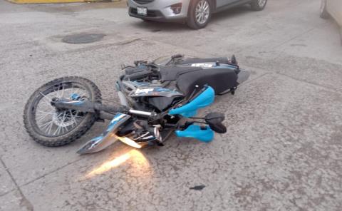 Chocó motociclista contra un autobús