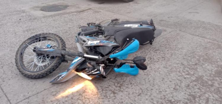 Chocó motociclista contra un autobús