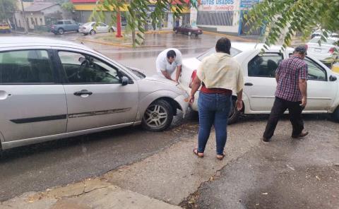 Chocan autos en la Salazar