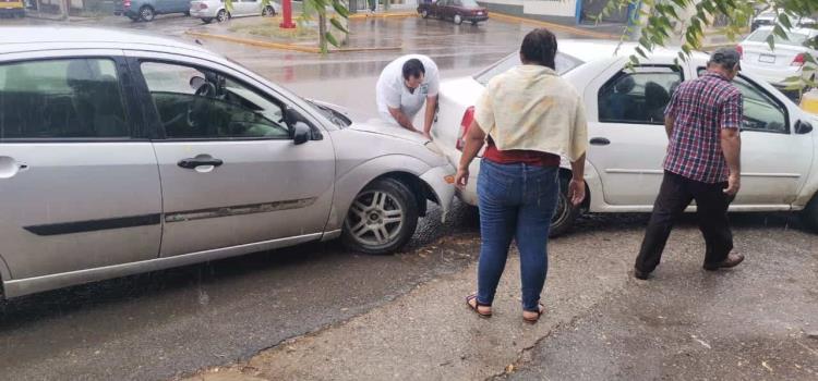 Chocan autos en la Salazar