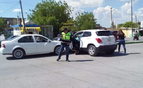 Chocaron auto y una camioneta