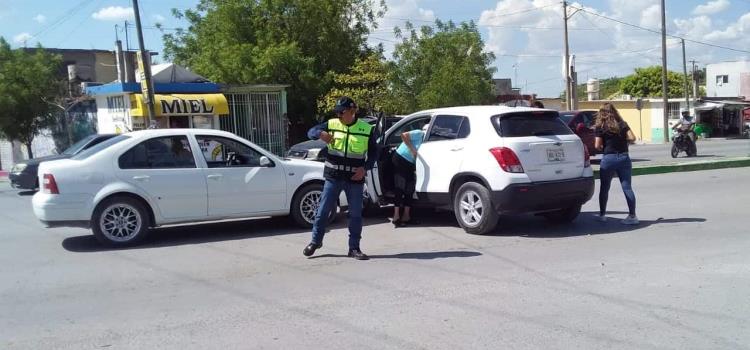 Chocaron auto y una camioneta