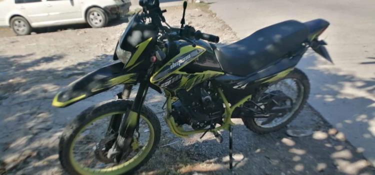 Impactó vehículo a un motociclista