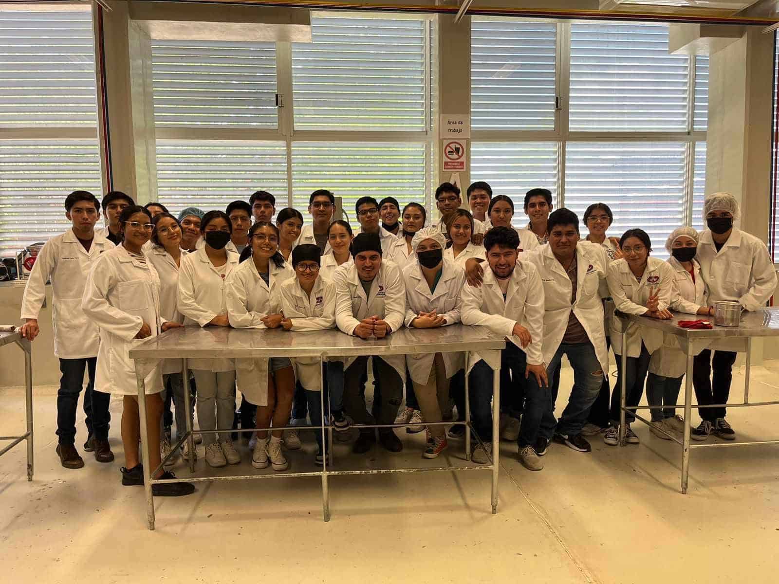 De la carrera de Ingeniería en Industria Alimentaria, estudiantes del Tecnológico llevan a cabo un taller sobre elaboración de cárnicos.