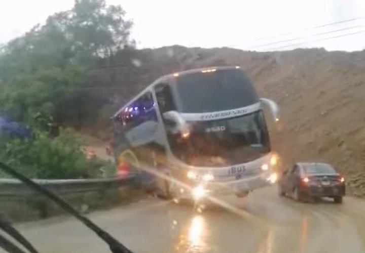Pasajeros se llevaron tremendo susto; autobús resbaló