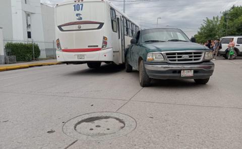 Autobús chocó  contra vehículo