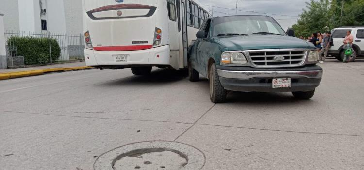 Autobús chocó  contra vehículo