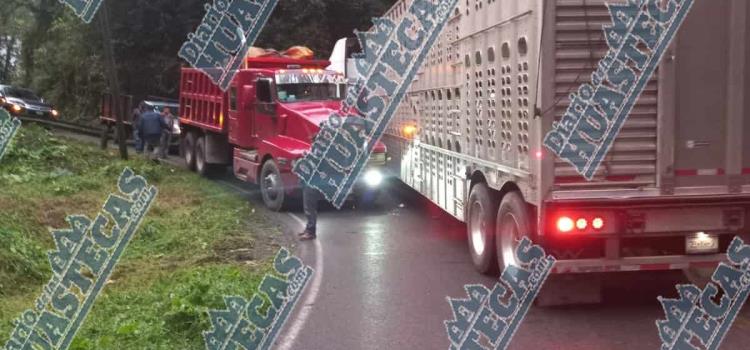 Camión chocó contra un tráiler