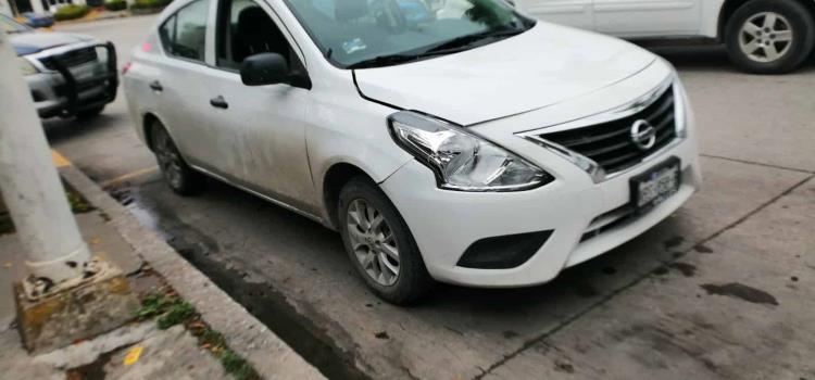 Dama chocó su auto contra taxi